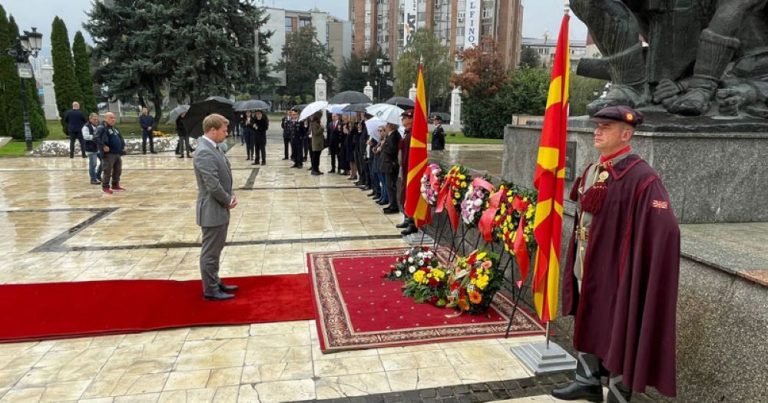 ГЕРМАНСКАТА АМБАСАДА се поклони пред жртвите на НАЦИЗМОТ во Македонија
