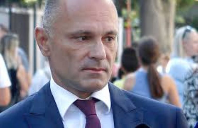 ВМРО-ДПМНЕ ОБВИНУВА: ФИЛИПЧЕ ГО УРНА ЗДРАВСТВОТО СО СКАНДАЛИ, А СЕ ПРЕТСТАВУВА КАКО СПАСИТЕЛ
